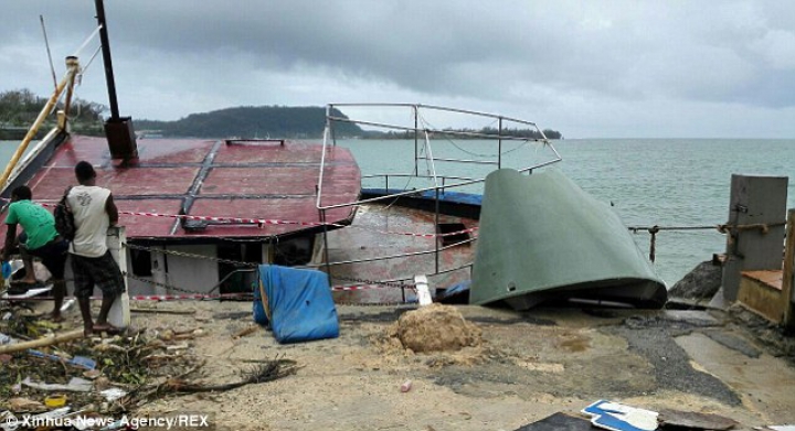 (FOTOREPORT) În lacrimi, locuitorii din Vanuatu se întorc în ruinele lăsate de ciclonul Pam