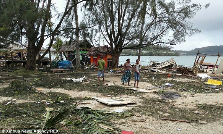 (FOTOREPORT) În lacrimi, locuitorii din Vanuatu se întorc în ruinele lăsate de ciclonul Pam