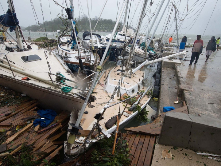 (FOTOREPORT) În lacrimi, locuitorii din Vanuatu se întorc în ruinele lăsate de ciclonul Pam