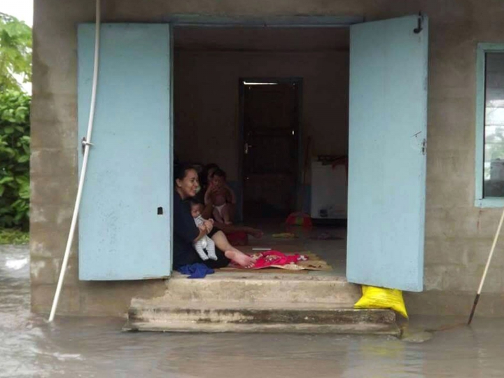 (FOTOREPORT) În lacrimi, locuitorii din Vanuatu se întorc în ruinele lăsate de ciclonul Pam