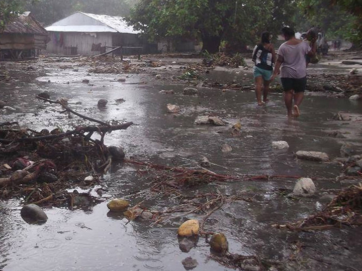 (FOTOREPORT) În lacrimi, locuitorii din Vanuatu se întorc în ruinele lăsate de ciclonul Pam