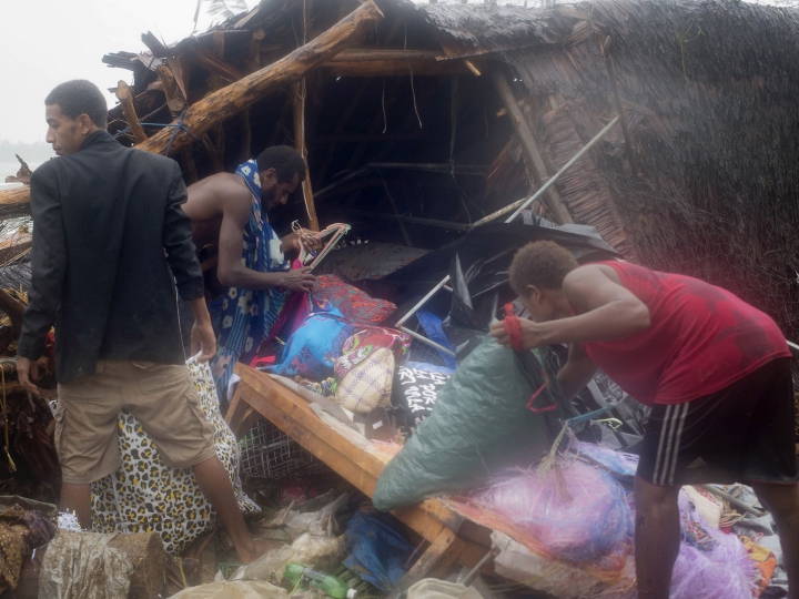 (FOTOREPORT) În lacrimi, locuitorii din Vanuatu se întorc în ruinele lăsate de ciclonul Pam