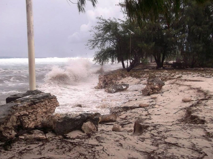 (FOTOREPORT) În lacrimi, locuitorii din Vanuatu se întorc în ruinele lăsate de ciclonul Pam