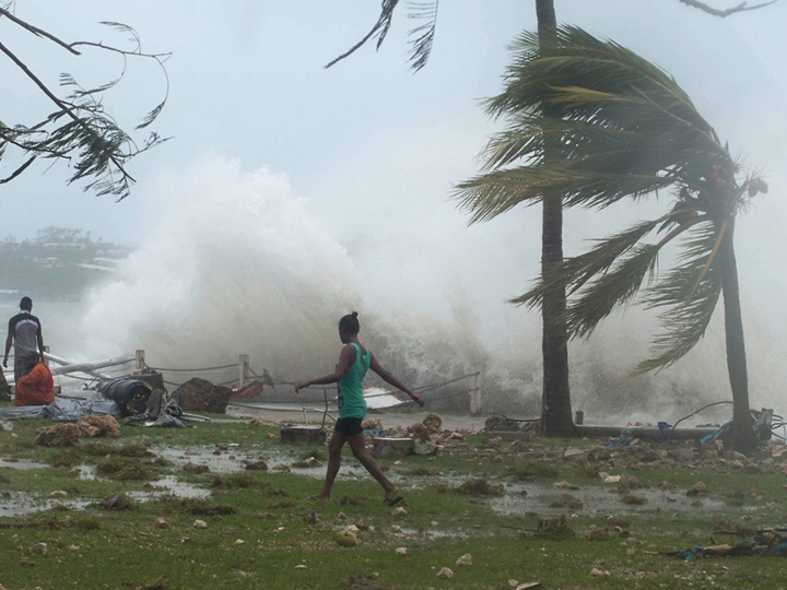 (FOTOREPORT) În lacrimi, locuitorii din Vanuatu se întorc în ruinele lăsate de ciclonul Pam