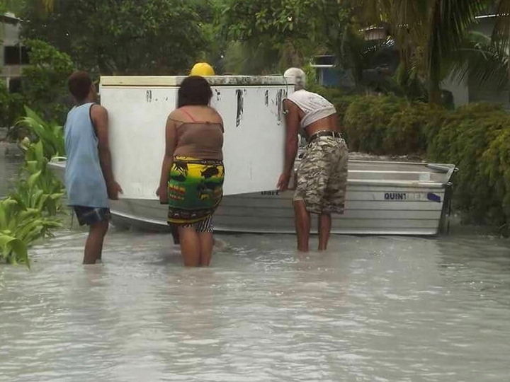 (FOTOREPORT) În lacrimi, locuitorii din Vanuatu se întorc în ruinele lăsate de ciclonul Pam