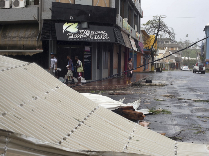 (FOTOREPORT) În lacrimi, locuitorii din Vanuatu se întorc în ruinele lăsate de ciclonul Pam