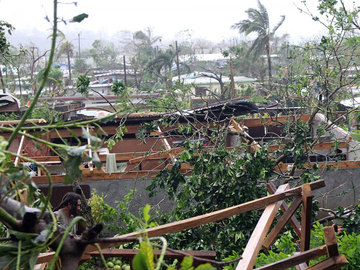 (FOTOREPORT) În lacrimi, locuitorii din Vanuatu se întorc în ruinele lăsate de ciclonul Pam