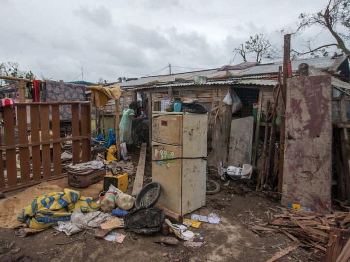 (FOTOREPORT) În lacrimi, locuitorii din Vanuatu se întorc în ruinele lăsate de ciclonul Pam