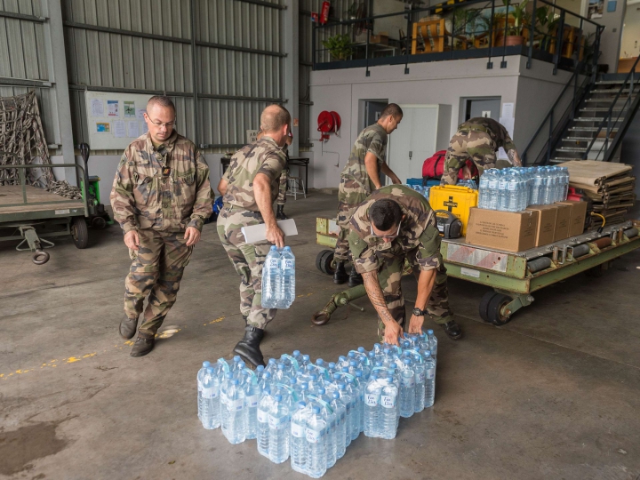 (FOTOREPORT) În lacrimi, locuitorii din Vanuatu se întorc în ruinele lăsate de ciclonul Pam