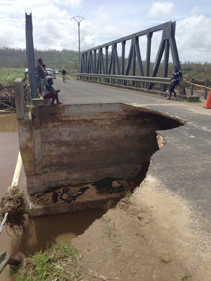 (FOTOREPORT) În lacrimi, locuitorii din Vanuatu se întorc în ruinele lăsate de ciclonul Pam