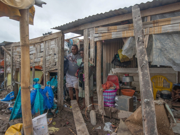 (FOTOREPORT) În lacrimi, locuitorii din Vanuatu se întorc în ruinele lăsate de ciclonul Pam