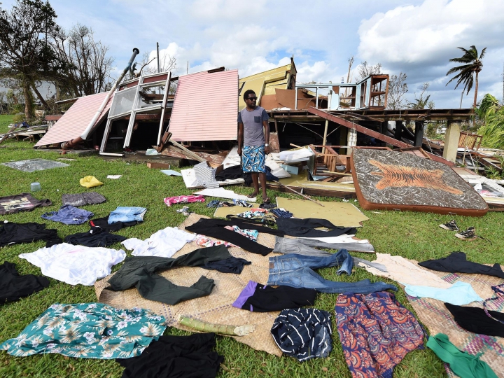 (FOTOREPORT) În lacrimi, locuitorii din Vanuatu se întorc în ruinele lăsate de ciclonul Pam