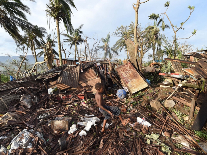 (FOTOREPORT) În lacrimi, locuitorii din Vanuatu se întorc în ruinele lăsate de ciclonul Pam