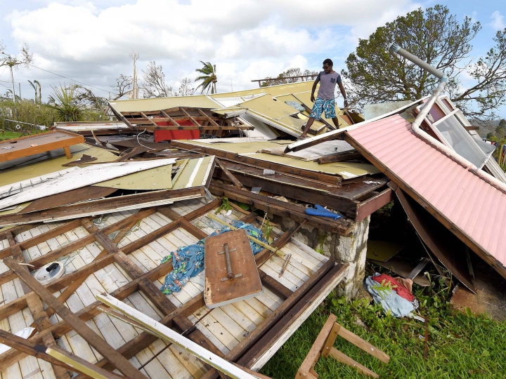 (FOTOREPORT) În lacrimi, locuitorii din Vanuatu se întorc în ruinele lăsate de ciclonul Pam