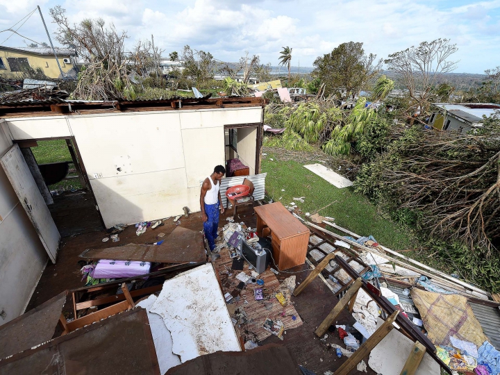 (FOTOREPORT) În lacrimi, locuitorii din Vanuatu se întorc în ruinele lăsate de ciclonul Pam