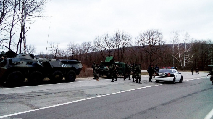 DRUM BLOCAT de militari lângă Chişinău! Explicaţia Armatei Naţionale (GALERIE FOTO/VIDEO)