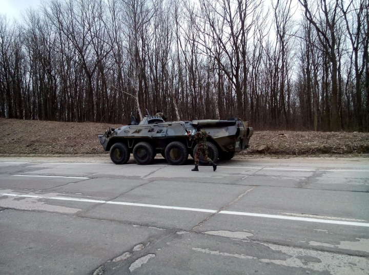 DRUM BLOCAT de militari lângă Chişinău! Explicaţia Armatei Naţionale (GALERIE FOTO/VIDEO)