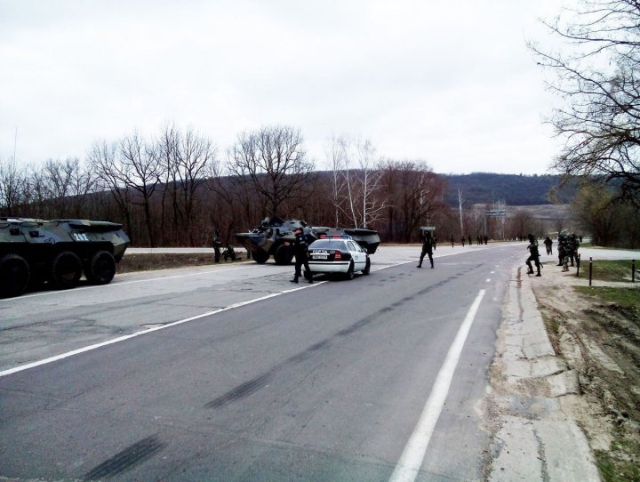 DRUM BLOCAT de militari lângă Chişinău! Explicaţia Armatei Naţionale (GALERIE FOTO/VIDEO)