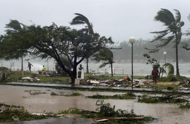 (FOTOREPORT) În lacrimi, locuitorii din Vanuatu se întorc în ruinele lăsate de ciclonul Pam