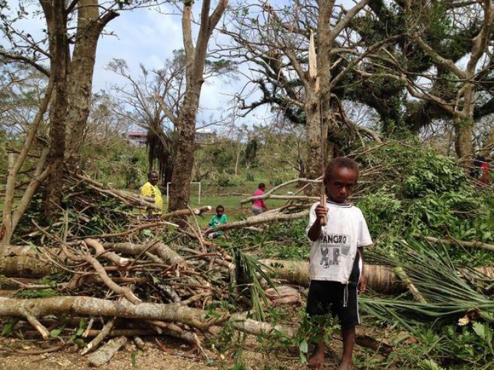 (FOTOREPORT) În lacrimi, locuitorii din Vanuatu se întorc în ruinele lăsate de ciclonul Pam