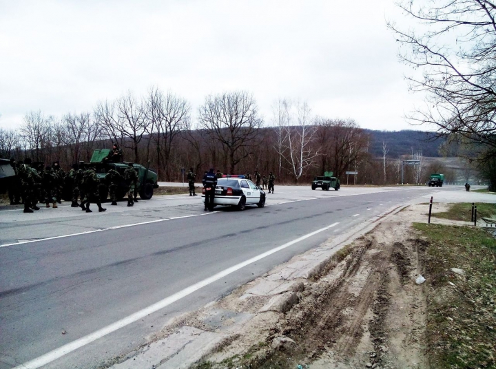 DRUM BLOCAT de militari lângă Chişinău! Explicaţia Armatei Naţionale (GALERIE FOTO/VIDEO)