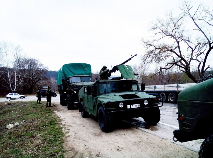 DRUM BLOCAT de militari lângă Chişinău! Explicaţia Armatei Naţionale (GALERIE FOTO/VIDEO)