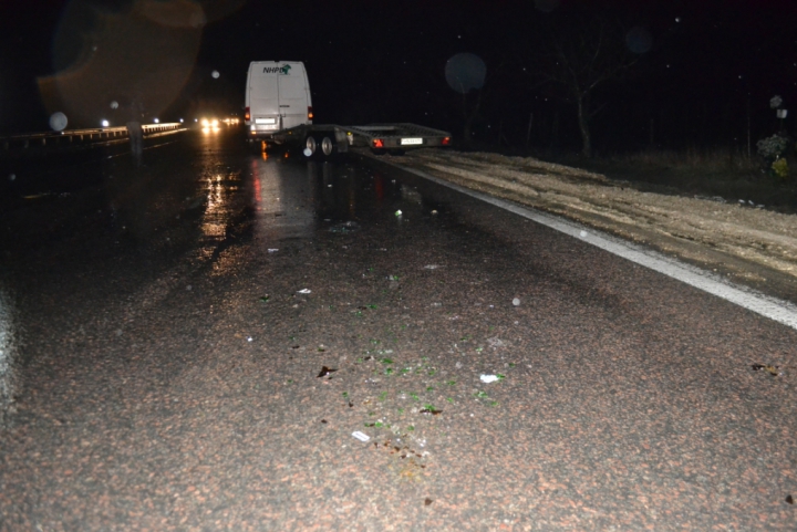 TRAGEDIE în satul Pojăreni, Ialoveni. O femeie a fost ucisă pe şosea de o maşină (FOTO)