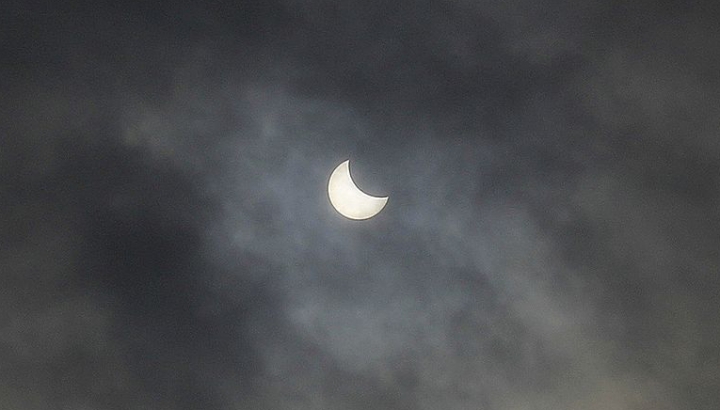 FOTOREPORT: Cum arăta Soarele pe cerul Moldovei în punctul culminant al eclipsei