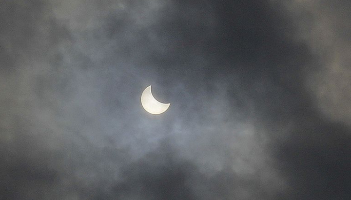 FOTOREPORT: Cum arăta Soarele pe cerul Moldovei în punctul culminant al eclipsei