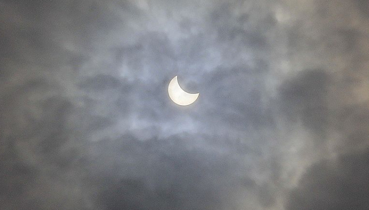 FOTOREPORT: Cum arăta Soarele pe cerul Moldovei în punctul culminant al eclipsei