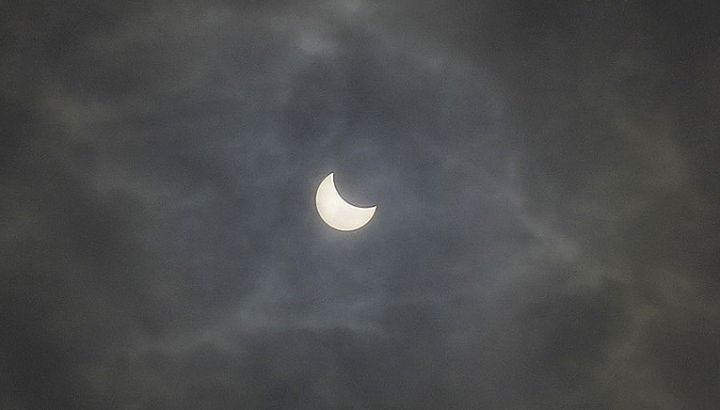 FOTOREPORT: Cum arăta Soarele pe cerul Moldovei în punctul culminant al eclipsei