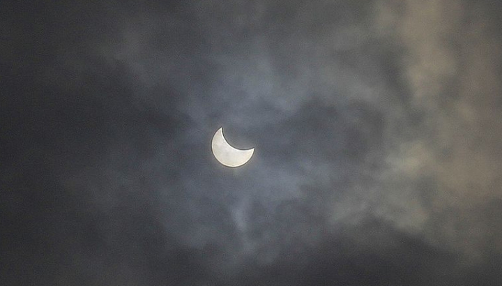 FOTOREPORT: Cum arăta Soarele pe cerul Moldovei în punctul culminant al eclipsei