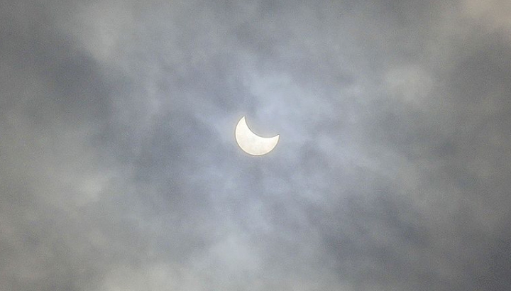 FOTOREPORT: Cum arăta Soarele pe cerul Moldovei în punctul culminant al eclipsei