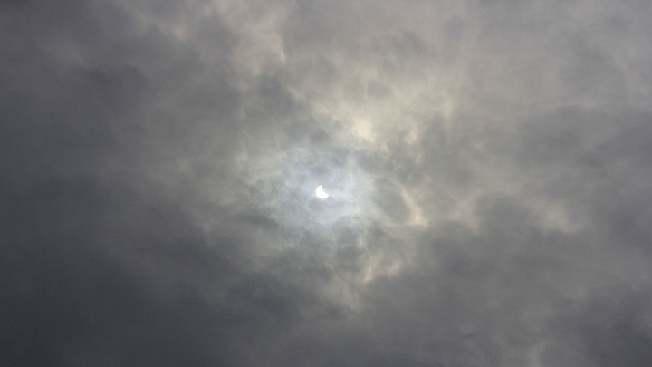 FOTOREPORT: Cum arăta Soarele pe cerul Moldovei în punctul culminant al eclipsei