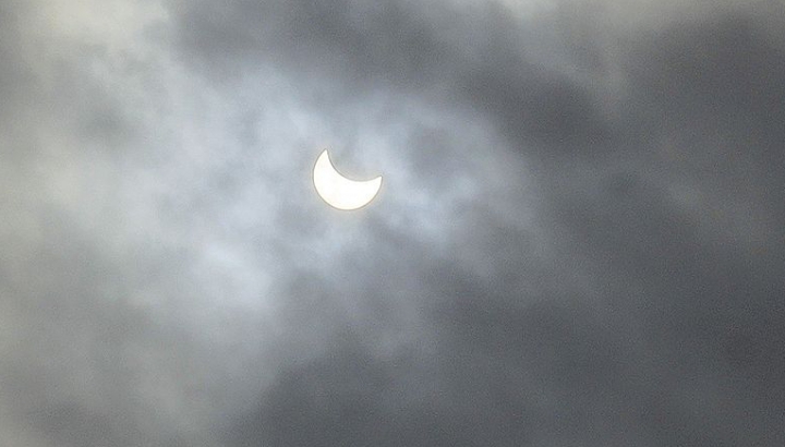 FOTOREPORT: Cum arăta Soarele pe cerul Moldovei în punctul culminant al eclipsei