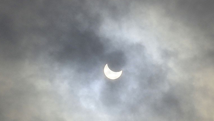 FOTOREPORT: Cum arăta Soarele pe cerul Moldovei în punctul culminant al eclipsei