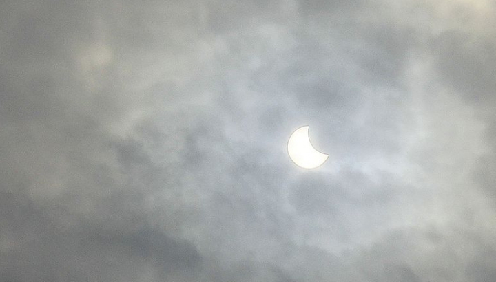 FOTOREPORT: Cum arăta Soarele pe cerul Moldovei în punctul culminant al eclipsei