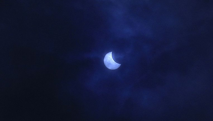 FOTOREPORT: Cum arăta Soarele pe cerul Moldovei în punctul culminant al eclipsei