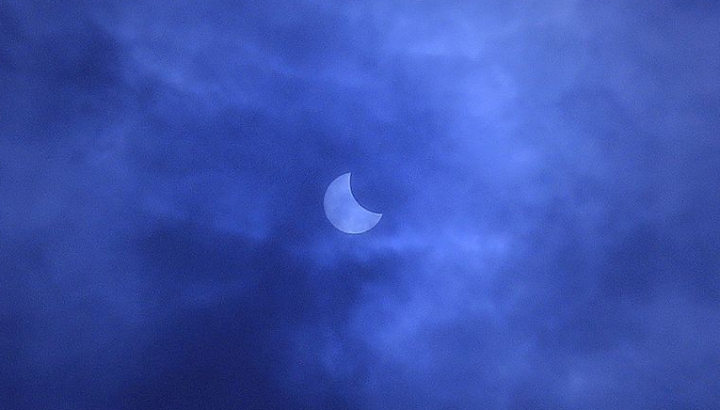 FOTOREPORT: Cum arăta Soarele pe cerul Moldovei în punctul culminant al eclipsei