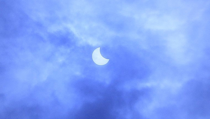 FOTOREPORT: Cum arăta Soarele pe cerul Moldovei în punctul culminant al eclipsei