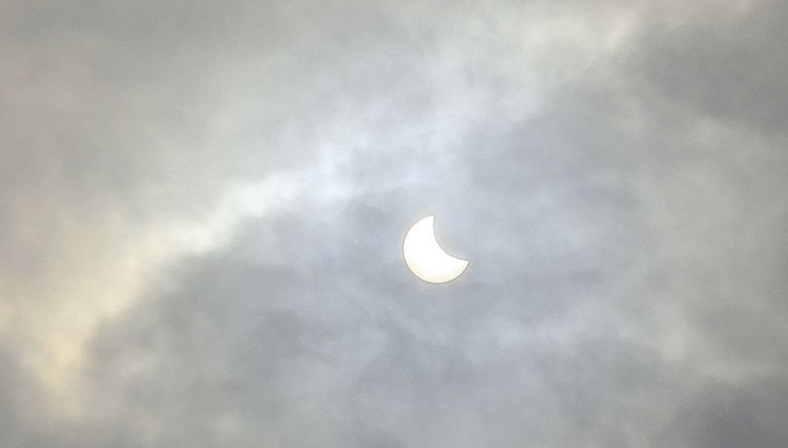 FOTOREPORT: Cum arăta Soarele pe cerul Moldovei în punctul culminant al eclipsei