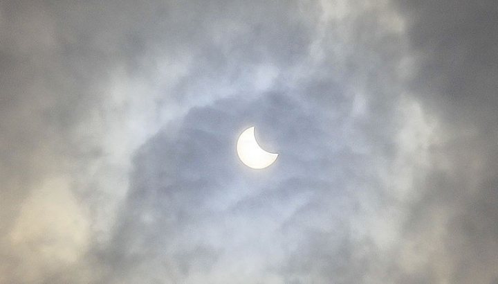 FOTOREPORT: Cum arăta Soarele pe cerul Moldovei în punctul culminant al eclipsei