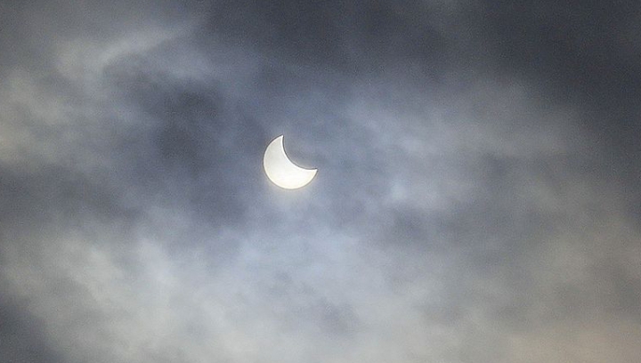 FOTOREPORT: Cum arăta Soarele pe cerul Moldovei în punctul culminant al eclipsei