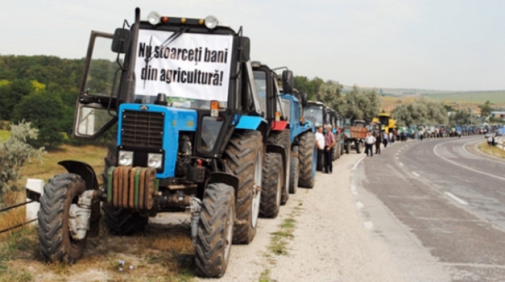 Tehnică agricolă pe marginea traseelor! Fermierii nemulţumiţi ies la PROTESTE