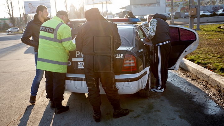 Au testat răbdarea poliţiştilor! Aventura unor tineri care chefuiau într-o curte din Chişinău