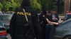 AFACERI MURDARE. Doi bărbaţi au fost ÎNCĂTUŞAŢI în plină zi de poliţişti (VIDEO)