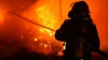 INCENDIU DEVASTATOR în România! Opt maşini au ars la un depozit de anvelope şi vopseluri