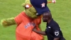 MERITĂ A FI VĂZUT! Ce s-a întâmplat după ce un bodyguard a împins o mascotă pe stadion (VIDEO)