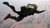 Supraviețuire MIRACULOASĂ! Un parașutist, la un pas de moarte din cauza vântului puternic (VIDEO)