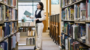 În lume, Ziua Internaţională a Cărţii, iar în Moldova este sărbătorită Ziua bibliotecarului